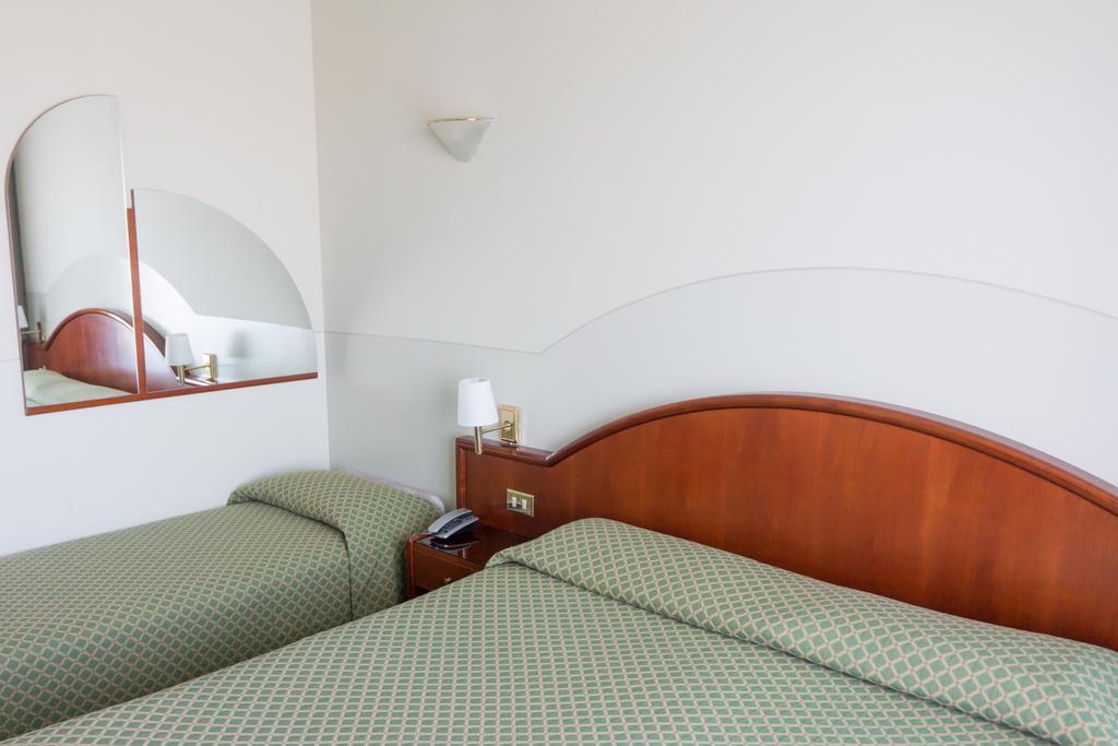 Hotel Porto Azzurro シルミオーネ 部屋 写真